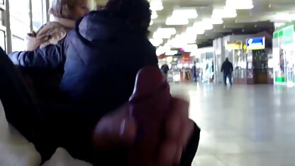 Trưởng thành realtor vồ lên một khách hàng trẻ và hút môi cô ấy vào vòi nước của video sec vang anh anh ấy