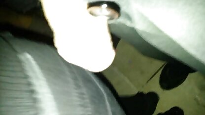 Trèo vào cửa sổ nhà sec nhat ky vang anh hàng xóm vào ban đêm khi cô ấy đang ngủ, cởi quần áo và đụ một cái bánh bao lông, nhưng đã hoàn thành bên trong cô ấy