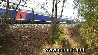 Đứng bằng bốn chân với chiếc bịt miệng cao su trong miệng và gầm gừ video sec vang anh đầy đe dọa trong cơn sung sướng