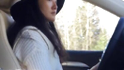 Một con hải cẩu đổ nát đang hói đầu xem phim sec vang anh và nhìn một đứa trẻ đang ăn vụng của mình với cái miệng ngọt ngào