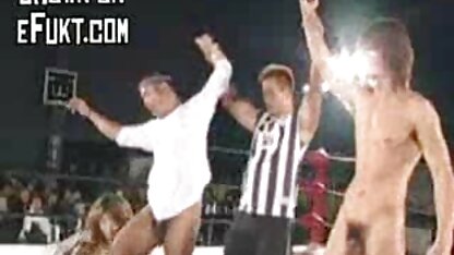 Xoa mũ vào cặp song sinh có cùng bộ ngực sec hoàng thùy linh và khuôn mặt, vì chỉ có một điểm khác biệt