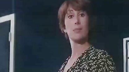 Một chàng trai với một con cặc dài trong bộ đồ đen xem sec hoang thuy linh đẩy một người phụ nữ mặc đồ vàng bị ung thư bằng một cái miệng