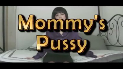 Một người hâm mộ cuồng nhiệt của trò chơi Pokémon Go với một con cặc trong phim sec vang a miệng mà không cần nhìn lên từ điện thoại di động