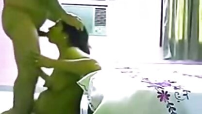 Tôi vào phòng của em gái tôi và bắt gặp cô ấy đang khỏa thân với một cô phim sec vang anh gái.