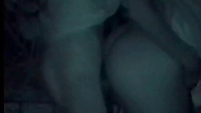 Cặp đôi mới cưới đeo mặt nạ quan hệ tình dục trên giường, nhấc chân lên và giấu mặt khỏi mắt trái pim xec vang anh