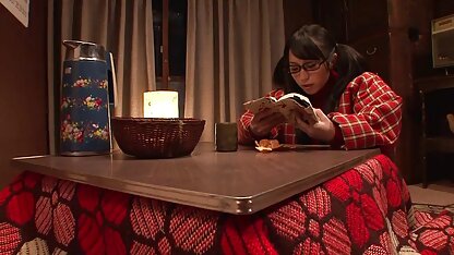 Cô ấy bực mình vì thuế quan kép với hai bộ phận cao su trên phim sec thuy linh động cơ