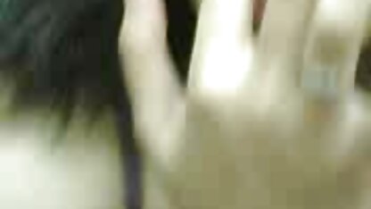 Sinh viên Nhật bị trói trong phòng phim sec nhật ký vàng anh nam giữa bồn tiểu, lần lượt từng người đứng lên và viết vào cô