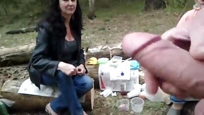 Một người ông ranh mãnh đeo kính đưa cho cháu gái của mình đồ uống và rót tinh ranh lên môi và trên nắp phi sec vang anh của cô bé