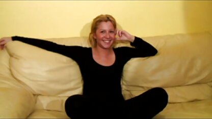 Âm hộ hồng hào lòi sechoang thuy linh ra như bông hồng qua một lỗ rách và một chiếc lưỡi sắc nhọn đâm vào