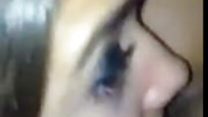 Một chàng trai xem phim xec vang anh nhỏ bóp cổ một cô gái tóc vàng trong khi cực khoái mông