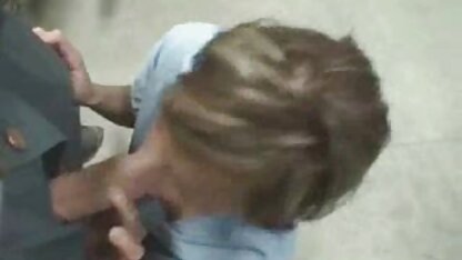 Anh chàng trèo chân lên con gà và đập mạnh vào cổ phim sec vang họng, và cô ấy dùng tay chọc vào âm hộ của mình vào chính gốc cây