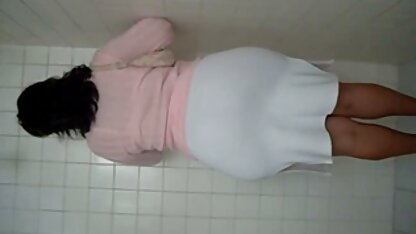 Trẻ đồng tính nữ vuốt ve của phin sec vang anh họ lừa với một dildo