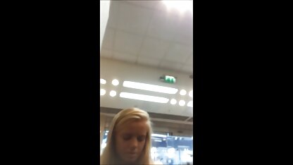 Một pim sec hoang thuy linh trẻ brunette mùa hè Rae chị với một người đàn ông ham muốn