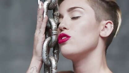 Một trẻ busty chó cái chỉ cúi clip sec vang anh xuống và chèn một tinh ranh trong hậu môn