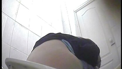 Một phụ nữ trẻ người Kazakhstan đến thủ đô để chinh phục một cuộc sống tốt đẹp hơn, và giờ cô ấy không mặc quần lót trong một video sec vang anh ngôi nhà xa lạ