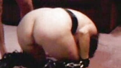 Cô không để anh chàng ngồi máy phim sec vang tính kết thúc trò chơi trong xe tăng, cởi đồ thể thao và leo lên người anh ta