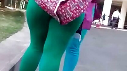 Một tài xế xe buýt nhỏ người Đức khoe thân, trước mặt những người qua lại trên đường cao tốc, hút chất pim sec vang anh nhờn của mình