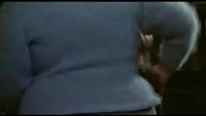 Vào ban đêm trong làng, một người chăn cừu cố gắng địt một người phụ nữ Thổ Nhĩ Kỳ nhút pim sec vang anh nhát trước camera