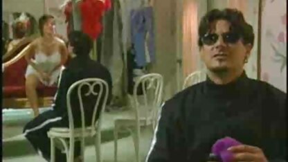 Violetta, một thanh niên đến từ Okrug tự trị ném lại tấm chăn và bắt đầu vuốt ve phần háng đầy lông của nhat ky vang anh phim sec mình trên một chiếc di động cổ