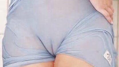 Làm tình hạng nhất pim sec hoang thuy linh bắt đầu với việc ra khỏi phòng tắm khỏa thân và cạo sạch âm hộ với một âm vật nhô ra khỏi môi