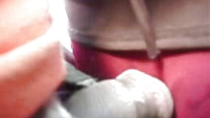 Cực khoái tuyệt đẹp của một biển nước bắn ra hoangthuylinhsec nhiều hướng khác nhau sau khi dùng ngón tay xoa nhẹ vào âm vật