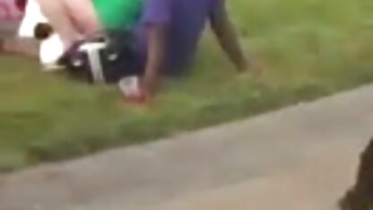 Một người đàn ông béo nhanh chóng yêu vợ trong tư fim sec vang anh thế cúi xuống sườn núi ở Gelendzhik