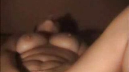 Giật mạnh dương vật cho thằng ngồi úp mặt vào lồn, chụt chụt lên pim sec vang anh môi