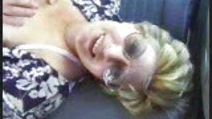 Một cặp đôi phi sec vang anh quan hệ tình dục trên cát bên bờ biển, và một kẻ ăn bám bẩn thỉu ngồi trên một hòn đá và xuýt xoa ngưỡng mộ họ