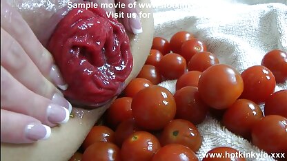 Được sự xem phim sec vang anh cho phép của gấu, anh ta dùng tay chui xuống dưới chiếc khăn và bắt đầu làm nhăn vùng nhạy cảm