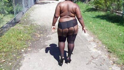 Một cô gái trẻ quyến rũ châu Á với một ngoại hình hoàn sem sec vang anh hảo hút một tinh ranh