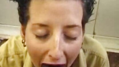 Anh pim sec hoang thuy linh chàng nhặt được một cô gái trên đường phố và yêu cầu cô ấy bú cặc anh ta trong xe