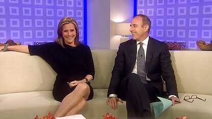 Một phụ huynh trưởng thành theo dõi sechoang thuy linh các cô gái trẻ qua ngưỡng cửa và họ sa thải anh ta