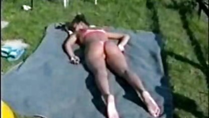 Anh chàng treo mì rực rỡ trên tai một cô gái ngây thơ đến từ Bishkek và cô hoangthuylinhsec ấy cởi quần áo trên Skype