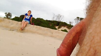 Một ca sĩ sechoangthuylinh bị tẩm dầu khi quay video trong mưa