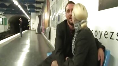 Đồng tính nữ trong xà phòng thủ dâm pussies trong hồ bơi, đổ âm sec vanganh đạo từ vòi hoa sen dưới áp lực