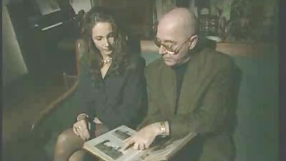 Một giáo dân của nhà thờ đã bật khóc vì sợ hãi khi linh mục đẩy một thành viên đứng fim sec hoang thuy linh qua cửa sổ trong tòa giải tội