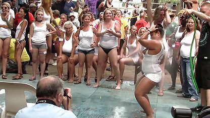 Một người đẹp phim vang anh sec với một âm đạo cạo râu thủ dâm trong một chiếc xe đang đậu ở giữa thành phố