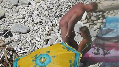 Một cô gái tóc vàng với bộ ngực nhỏ bò trên một tinh phim sec vang a ranh, và chất lỏng màu trắng chảy ra từ âm hộ của cô ấy