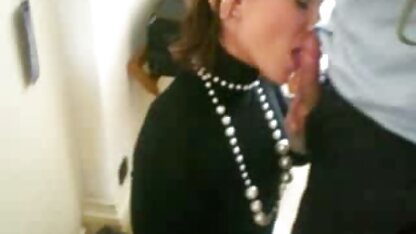 Cô hầu sec hoàng thùy linh gái nóng bỏng mặc váy đỏ không mặc quần lót bên bồn rửa mặt