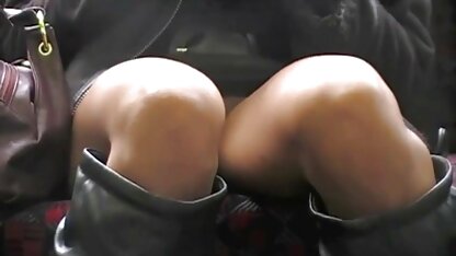 Rên rỉ rên rỉ, bà nội tiến phim vang anh sec lại gần cháu với yêu cầu xoa bóp thần kinh tọa cho cháu.