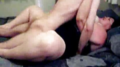 Một cô gái tóc nâu say rượu trong tình trạng bất tỉnh bị ba người cho vào hoang thuy linh phim sec một vòng tròn, tiếng kèn pí lè sột soạt trong tất cả các vết nứt