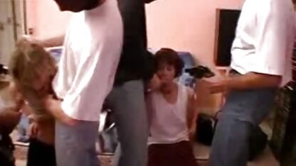 Du khách Nga thích thú trên ghế dài ở bến tàu biển với hai phim sec nhat ky vang anh 2007 chân dang rộng từ nội tạng của người lạ