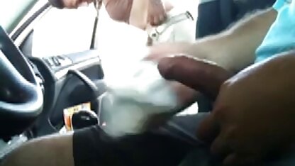 Làm một phụ nữ da đen co giật bằng cách kéo âm vật đen sem sec vang anh của cô ấy trong bồn tắm bong bóng