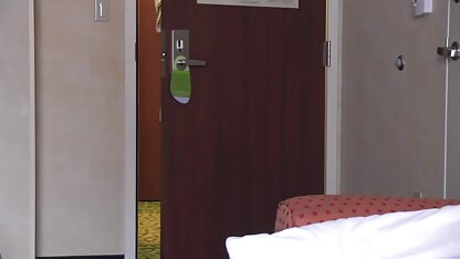 Chàng trai cho đứa bé vào miệng xong và cô ấy cố nuốt tinh trùng nhưng không thể xem phim sec nhat ky vang anh đánh lừa được đôi mắt