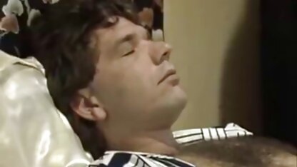 Cô gái trẻ nhìn thấy một thành viên đang thò mặt ra phim vang anh sec trước mặt trong tàu điện ngầm, không biết phải làm sao và quyết định hút