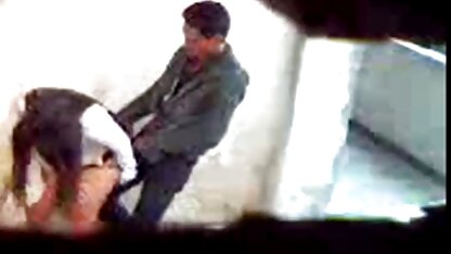 Lần đầu tiên tôi nhìn thấy điều này, cô gái tóc vàng nhat ky vang anh sec bò say mê với chiếc mũ lưỡi trai của mình trên đùi của người đàn ông