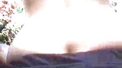 Cố gắng nhét một con shnyaga đang dở dở ương ương vào hậu phin sec vang anh môn, một người phụ nữ đang ngủ dưới chăn và không kịp đút, xong vào đít