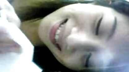 Gã trai trẻ đóng cửa phòng đằng sau và đút buồi dày đặc vào mông dì phin sec vang anh của mình