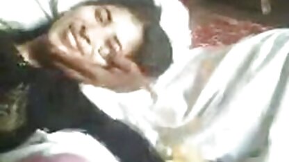 Pussy cô gái trong chật bộ bikini quần lót, giật off một dài dương vật và hút của anh video sec vang anh ấy prick