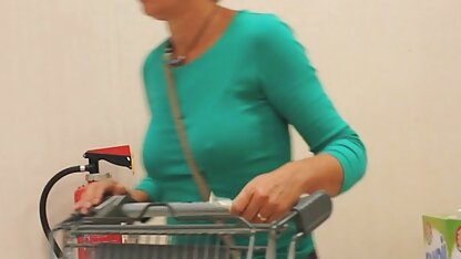 Một sec hoàng thùy linh người đàn ông say rượu Cossack quấy rối một cháu trai trẻ và, theo âm thanh của các bài hát từ TV, trống trong tư thế bị ung thư trên đi văng